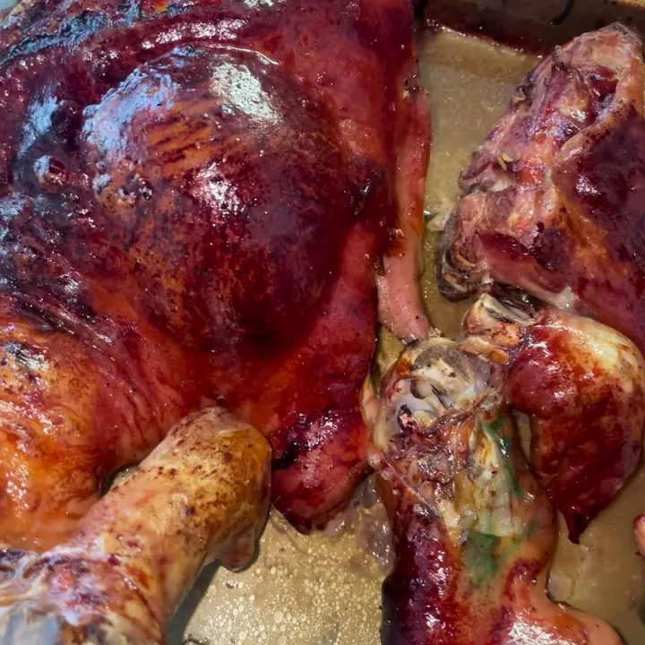 Carne arrosto appena uscita dal forno, ancora nella teglia con il fondo di cottura.
