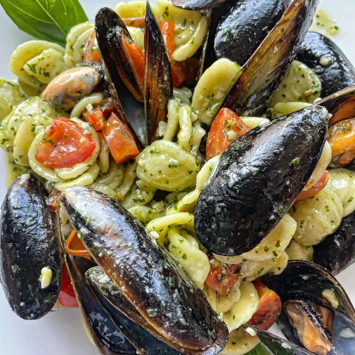 Orecchiette con le cozze aperte, pomodorini a pezzi e prezzemolo.