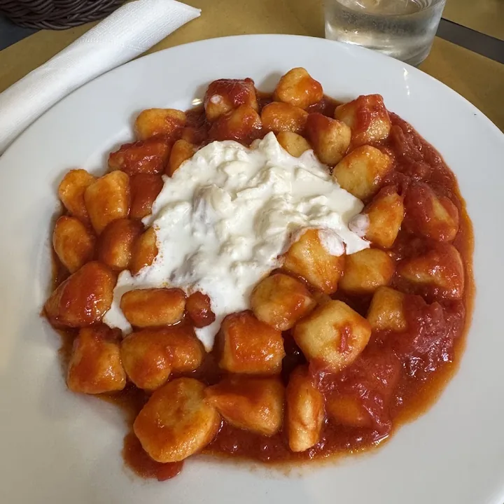Gnocchi al pomodoro con la stracciatella al centro del piatto.